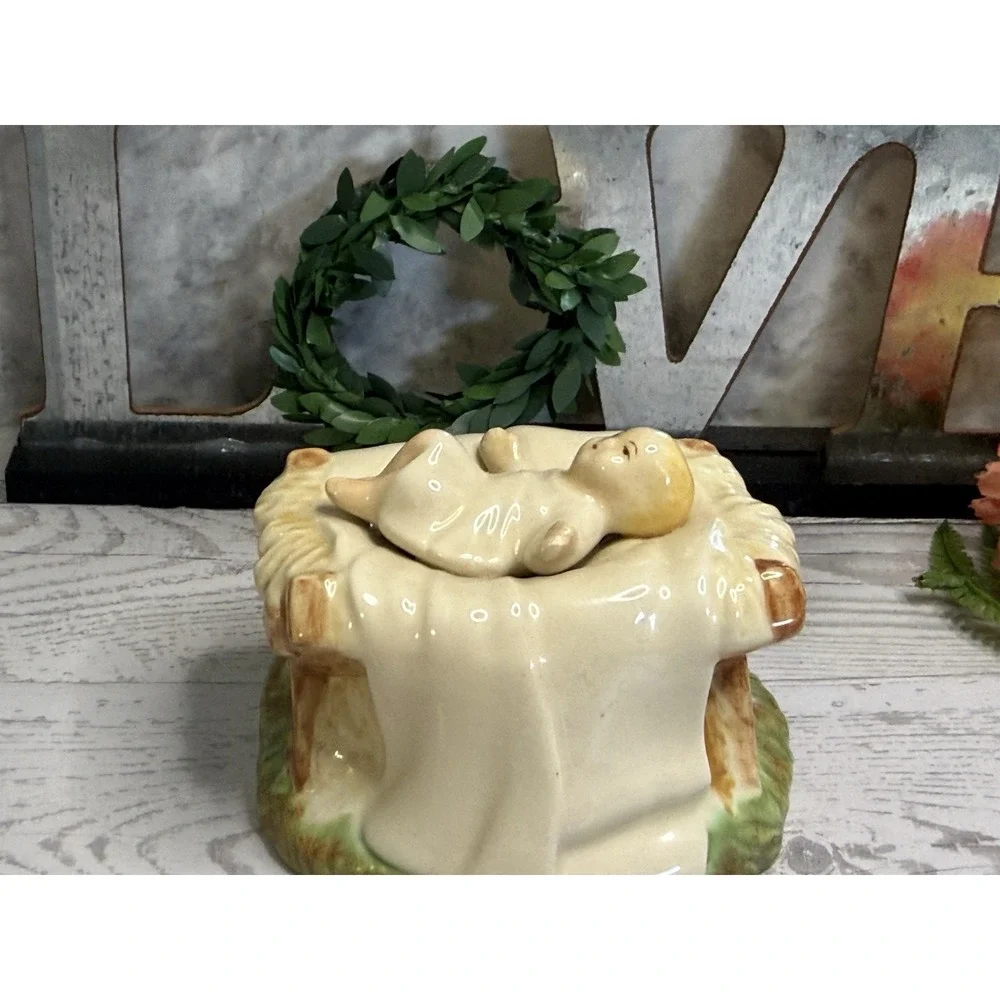 Vintage Baby Jesus In a Manger Holland‎ Mold Ceramic Hand Painted Signed 1970's